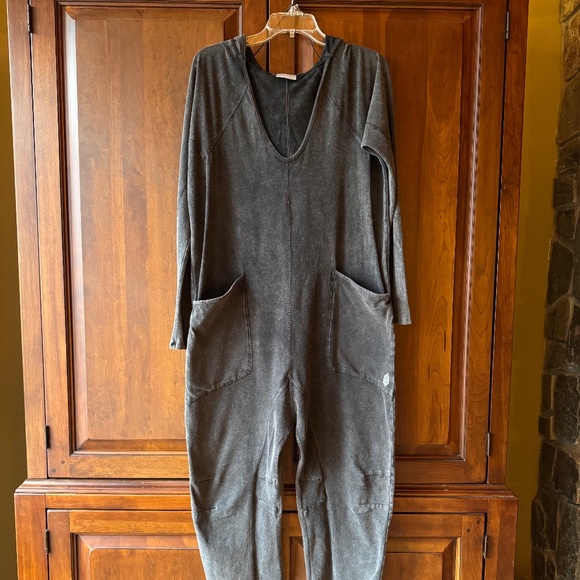 Free People FP Movement Hot Shot Long Sleeve Hooded Jumpsuit Gray Black Size S - Picture 2 of 7